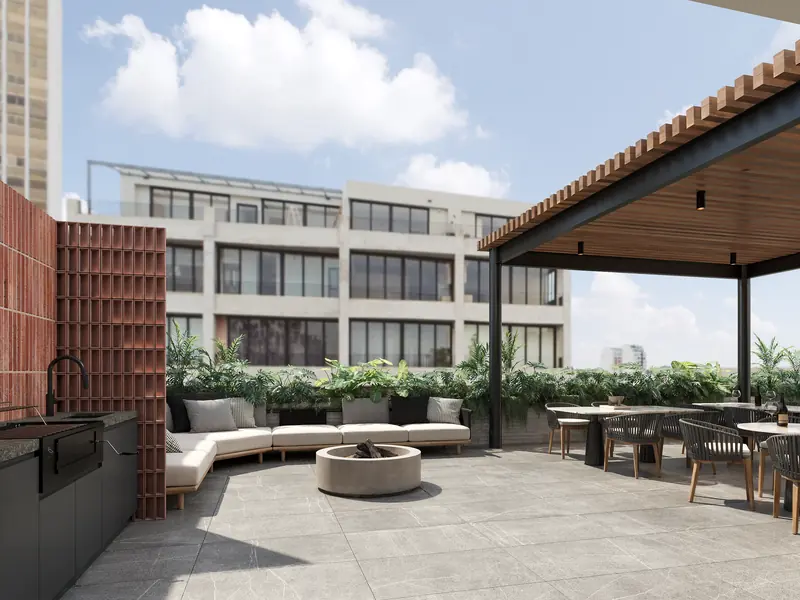 Terraza rooftop con salas exteriores, firepit, asadores y pérgola de madera